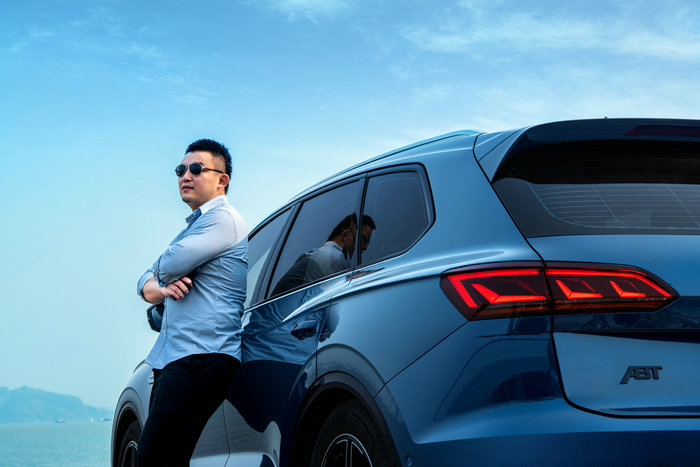 8.途锐车主杨中兴先生与爱车途锐3.0 TSI 锐享版.jpg
