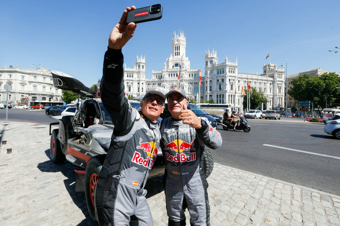 5. 领航员Lucas Cruz（左）和车手Carlos Sainz（右）.jpg