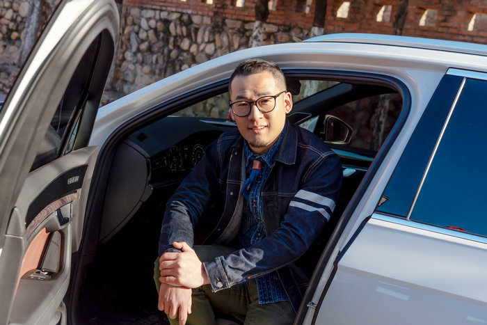 1. 途锐车主郭文博与爱车途锐 3.0 TSI 锐智版.jpg